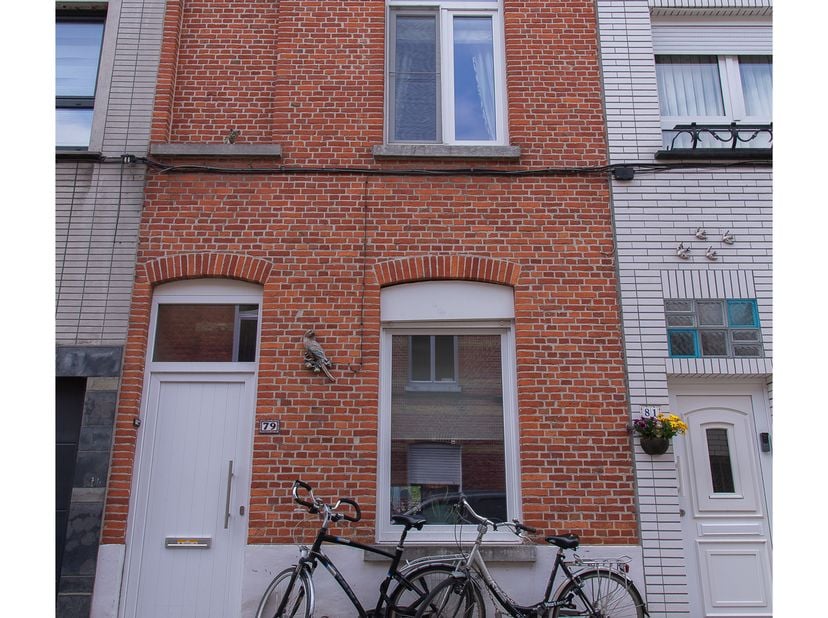 INSTAPKLARE WONING MET ZONNIGE STADSTUIN -<br />
Midden in een toffe, volkse buurt vinden we deze charmante en instapklare woning met een heerlijk rus