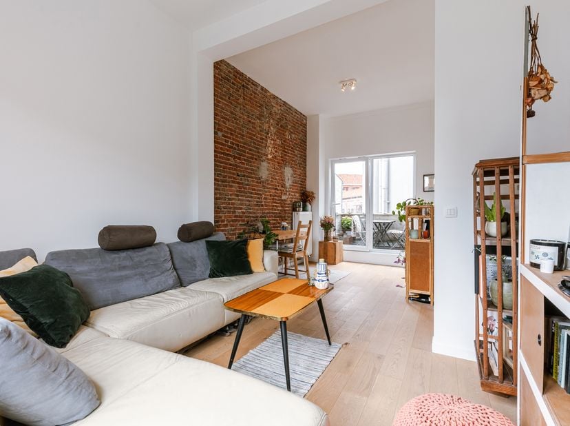 Mobi-score: 9,2/10!<br />
Op wandelafstand van diverse winkels, het levendige Fonteinplein en de fietsas Coupure geniet deze woning van een uitstekend