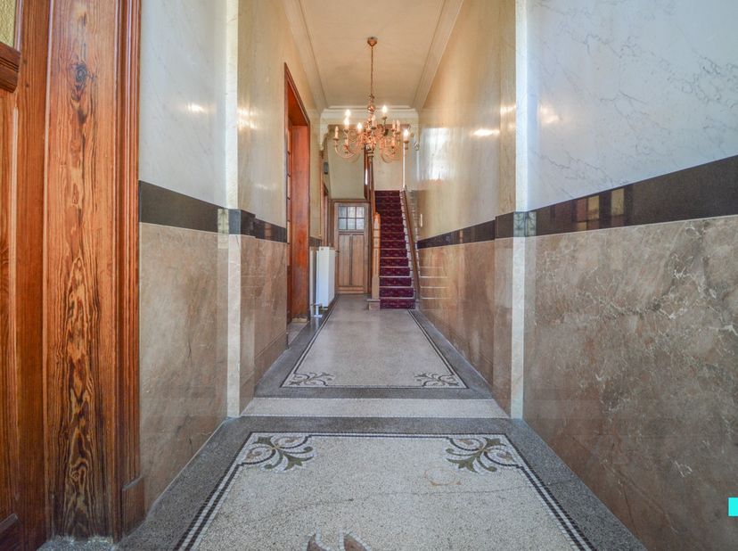Deze karaktervolle, aantrekkelijke halfopen bebouwing met inpandige garage&amp;nbsp;en drie slaapkamers (meerdere mogelijk) beschikt over een bewoonbare o