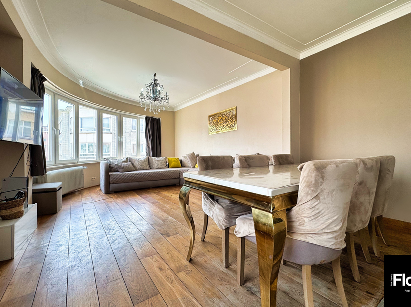 FLOW Real Property stelt u dit appartement te koop voor, gelegen in een kleine en rustige mede-eigendom met zeer lage gemeenschappelijke kosten, op ee