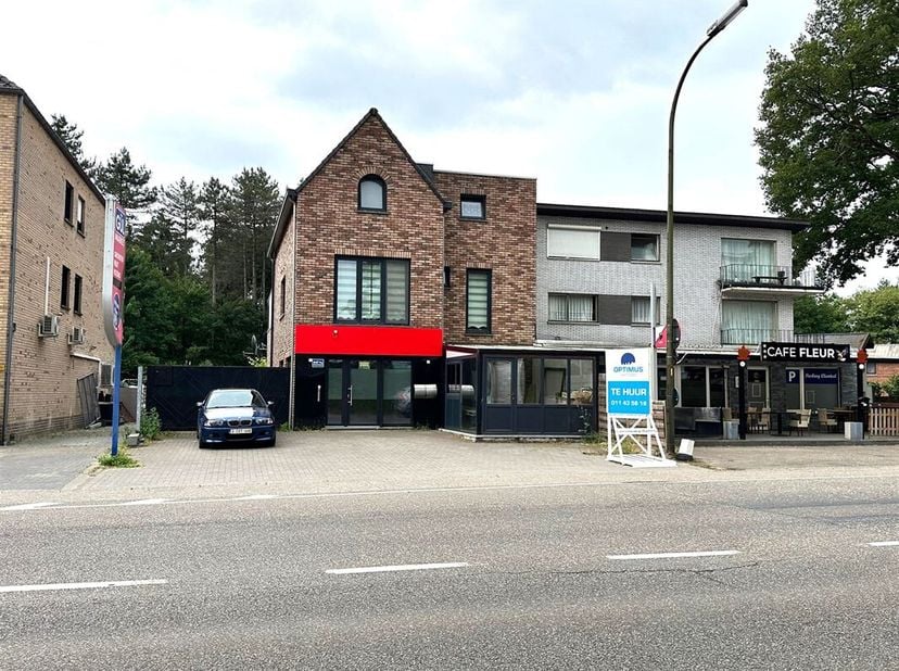 Demandez votre visite à info@optimusvastgoed.be !<br />
A LOUER : immeuble commercial (114m²) à Zolder !<br />
Cet immeuble commercial est situé sur l
