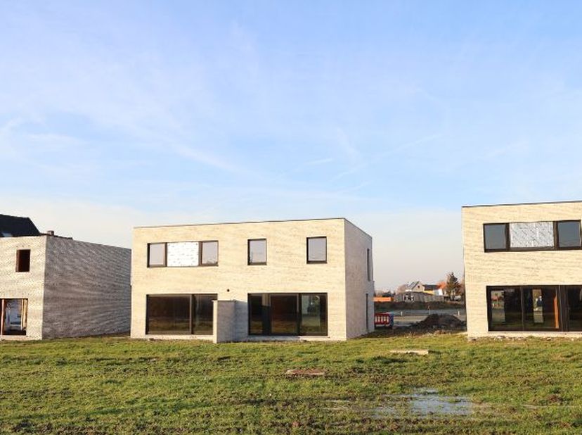 Deze halfopen woning is gelegen in een rustige nieuwbouw- verkaveling vlakbij het centrum van Roeselare. <br />
<br />
De woning bestaat op het gelijk