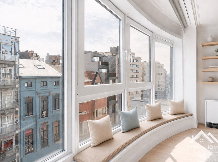 Dit prachtige appartement is gelegen vlakbij het casino en strand van het kleinschalig complex. Je stapt uit de lift (of via de trap) direct in uw eig