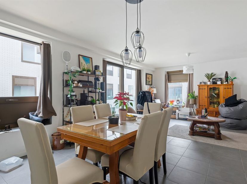 Ligging: Het appartement op Molenheide in Breendonk ligt in een groene, rustige omgeving met vlotte verbindingen naar Mechelen en Antwerpen. Ideaal vo