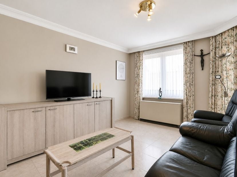 Welkom in de Oostendestraat 135/3, een instapklaar appartement gelegen op de tweede verdieping (met lift) in het centrum van Torhout. In de nabije omg