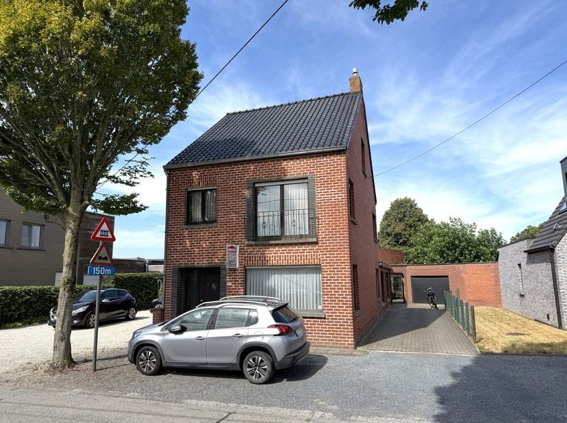 Prachtig gelegen woning met fantastische tuin te Zulte. Een woning die u volledig naar eigen smaak kunt opfrissen. Gelegen op een ruim perceel van maa