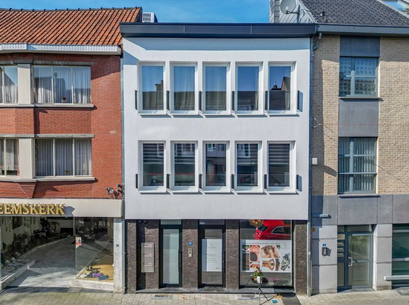 Te koop in het centrum van Lanaken (Stationsstraat 14): een volledig gerenoveerd handelspand met achterliggende woning, ideaal voor zelfstandigen of o