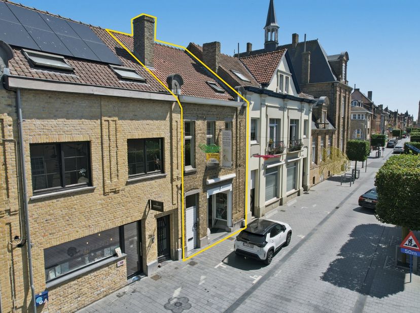 Unieke opportuniteit: karaktervolle handelswoning met talloze mogelijkheden in hartje Nieuwpoort-Stad<br />
Bent u op zoek naar een strategisch gelege
