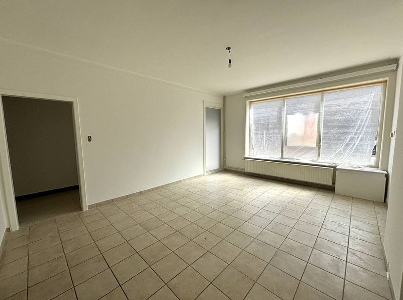 Vous recherchez une maison spacieuse et prête à emménager dans un emplacement central à Bilzen ? Cette maison bien entretenue de la Beverststraat alli