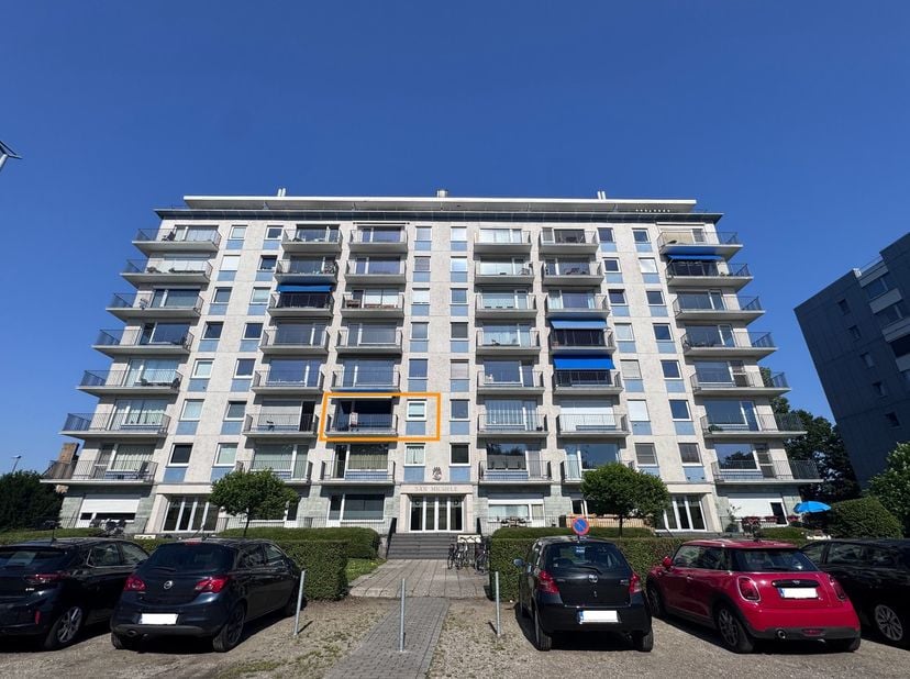 Perfect onderhouden, ruim 2-SLAAPKAMERapp. met 2 TERRASSEN op TOPLOCATIE met uiterst vlotte bereikbaarheid. Dit app (2°V) is in onberispelijke staat e