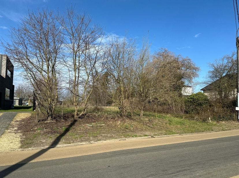 Mooi perceel bouwgrond voor open bebouwing, zijnde lot 3 op verkavelingsplan, met een oppervlakte van 14a 53ca. Deze grond is rustig gelegen in een re