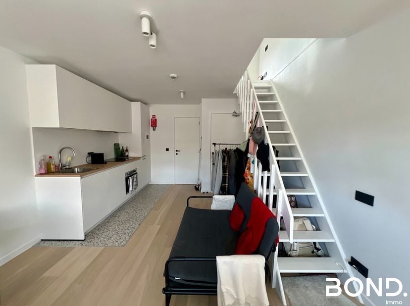 Beschikbaar vanaf 15/09<br />
Beschikbaar voor studenten en PhD-studenten.<br />
Bent u op zoek naar een ruim en instapklaar duplex studentenstudio op