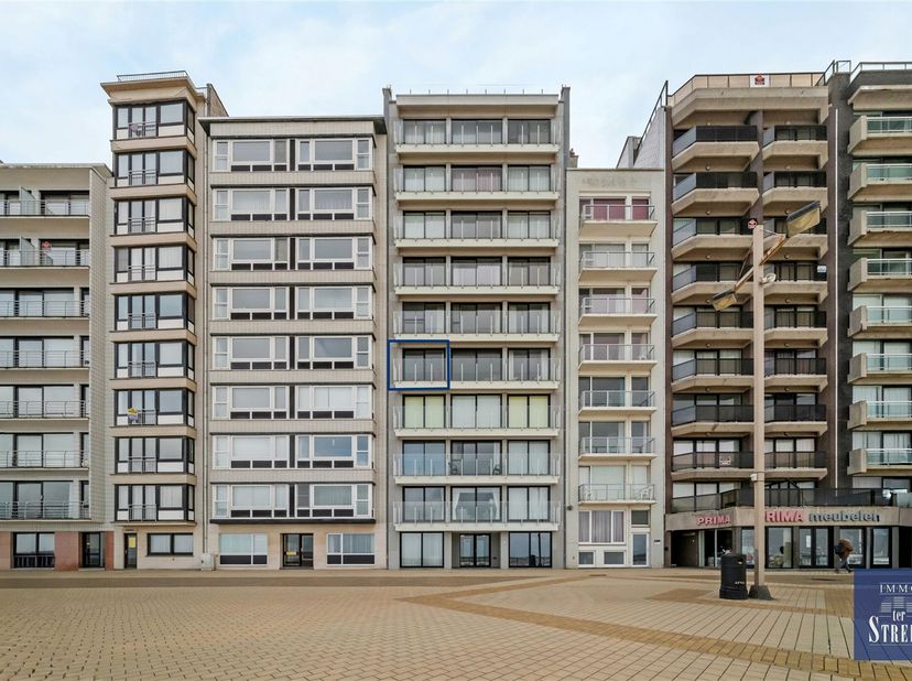 Cet appartement de 2 chambres est situé au rez-de-chaussée de la Residentie Noval sur le front de mer de Middelkerke. L'appartement comprend un hall d