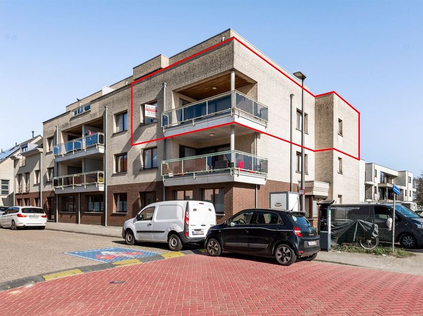 Appartement met 3 slaapkamers, terras en ondergrondse garage<br />
Omschrijving<br />
Tweede verdieping<br />
Via de gemeenschappelijke inkomhal en li