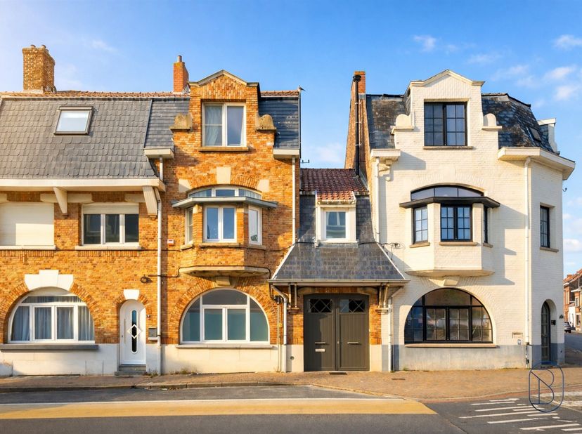 Welkom bij dit charmante woonhuis in het hart van Ronse! Deze gezellige woning biedt u een perfecte combinatie van klassieke allure en modern comfort