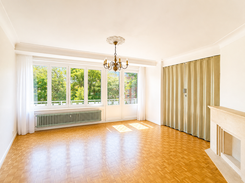 Entre le Square Ambiorix et le Parc Josaphat, au 3e étage d’un immeuble de caractère, magnifique appartement 2 chambres de ± 70m² avec balcon. Composi