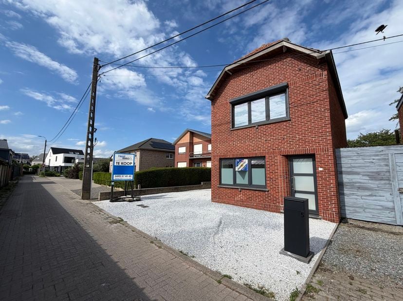 Ruime gerenoveerde woning (2023) met een uitstekende ligging nabij het centrum van Itegem en provinciaal domein van de Averegten, en met een goede ver