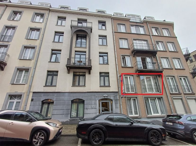 Dit gemeubeld en instapklaar appartementje, opgeleverd in 2000, is ideaal gelegen in de goed onderhouden residentie Europark, net achter het Berlaymon