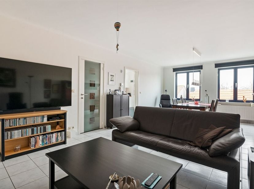 Appartement spacieux et joliment rénové avec garage<br />
Situation : à proximité du centre de Kapellen, de la place du marché et de la salle LUX, sur