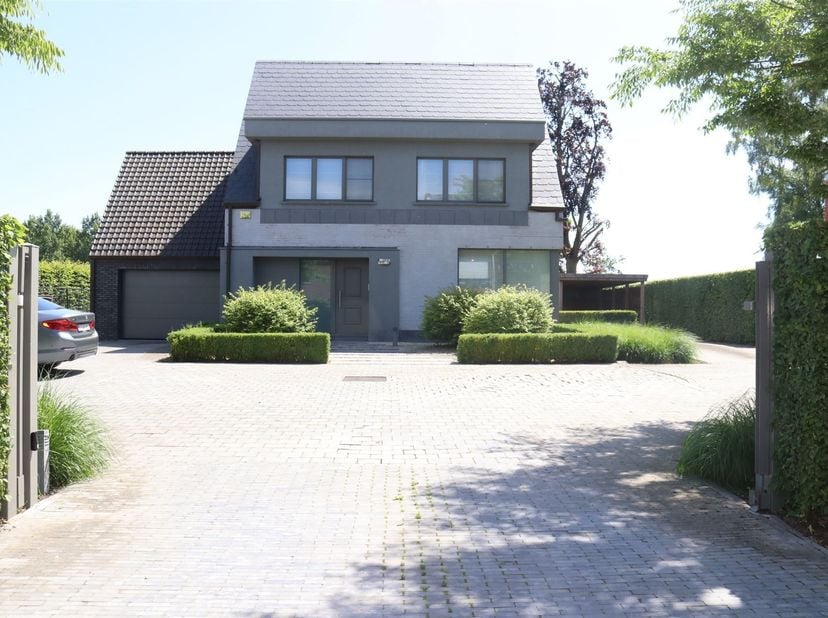 EXCLUSIEVE, RUIME, ENERGIEZUNIGE EN PRACHTIG AFGEWERKTE VILLA 300M² MET 3 SLAAPKAMERS, 2 RUIME GARAGES, TERRASSEN EN TUIN.<br />
 Ligging nabij centr