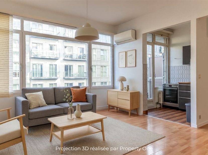 Property One vous présente un studio idéalement situé dans un immeuble bien entretenu, à proximité immédiate de la place Fernand Cocq, un quartier idy