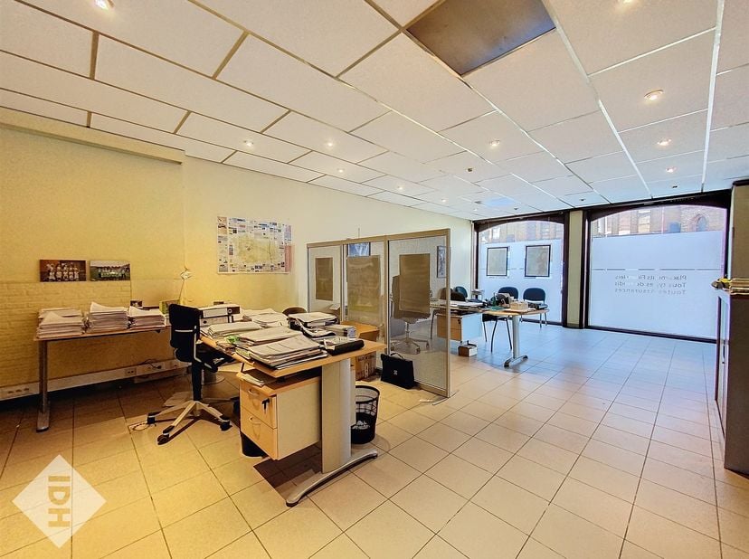 Joli rez-de-chaussée commercial d'environ 70 m ² avec bureaux et pièce arrière.<br />
A l'étage, et via un accès séparé, un duplex avec salon, salle à