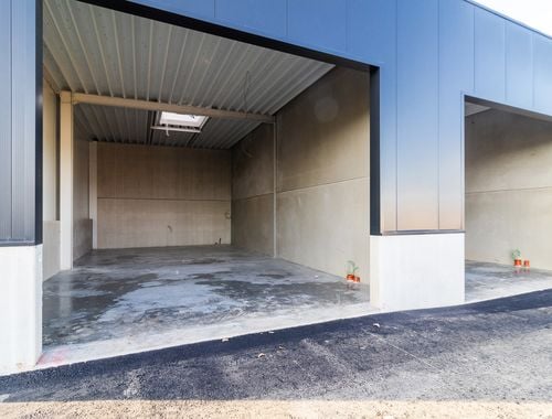                                         Bâtiment d’entreprise à louer à Florennes, € 600

