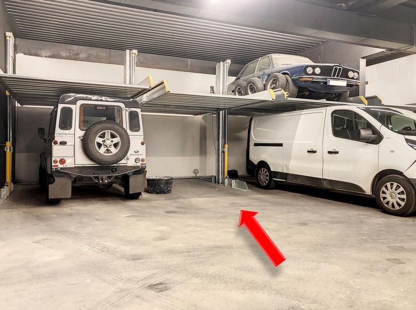 In het centrum van Gent, vlak bij de Kouter en de invalswegen, is een dubbele parkeerplaats te huur. De garage ligt in de Kortrijksepoortstraat en is