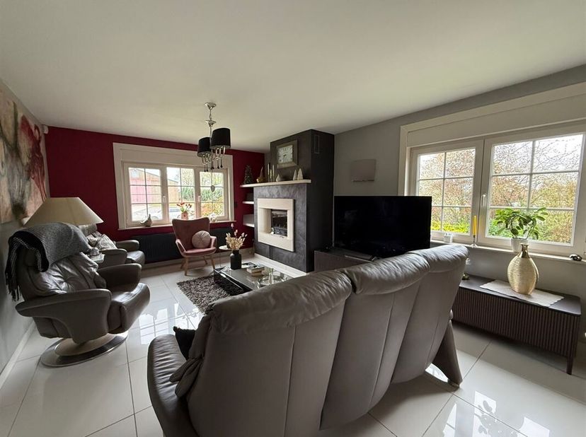 Sublime villa sise sur +/- 23 ares 10 centiares, à 10 minutes d'Ath, à moins de 5min de Leuze-en-Hainaut et au coeur du village de Blicquy  !<br />
Le
