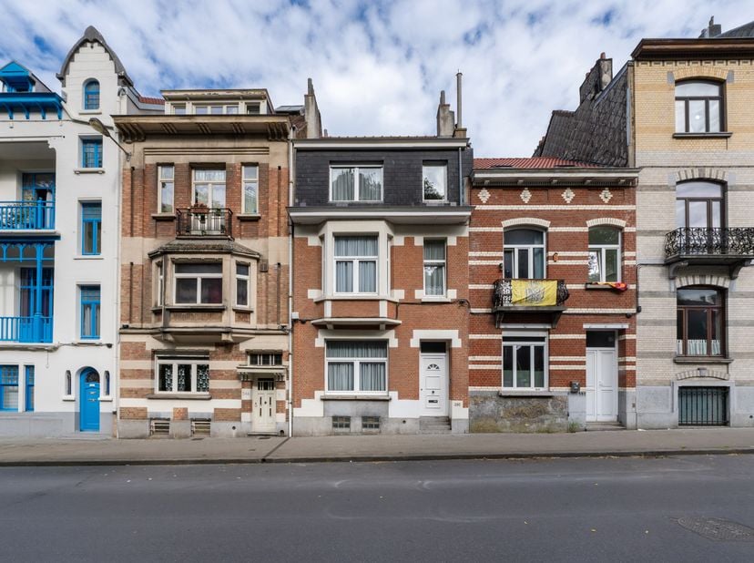 VORST - Tegenover het Dudenpark, Brusselse herenhuis van ca. 230 m² (4 slpk./2 doucheruimtes) gebouwd in 1926 op een perceel van 1a25ca en gerenoveerd