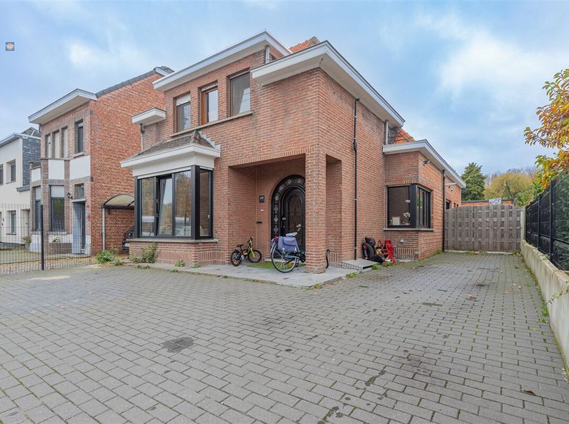 Op een uitstekende locatie in Muizen, nabij winkels, horeca en belangrijke verbindingswegen, bevindt zich deze ruime halfopen bebouwing met drie slaap