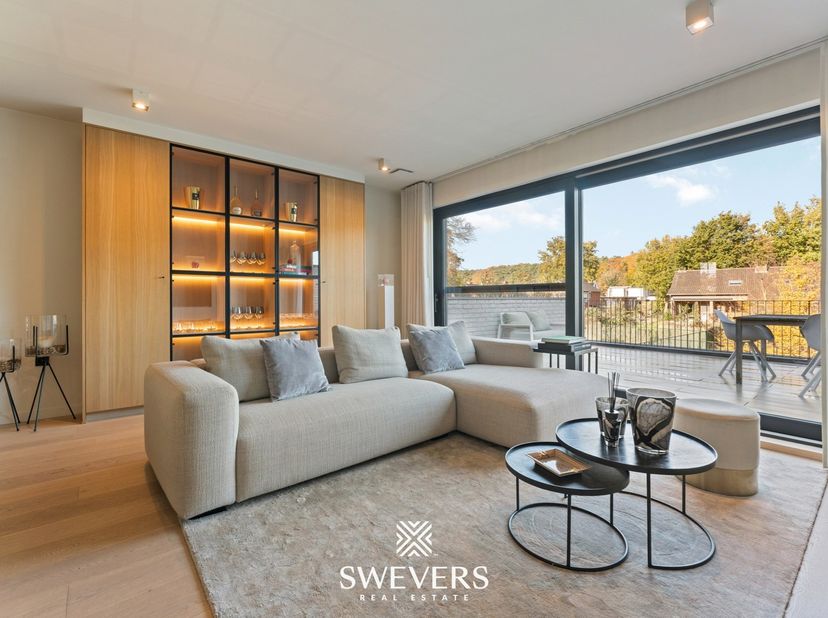 Interesse? Meer informatie op www.SWEVERS.be. - Dit exclusieve duplex villa-appartement combineert de luxe van een villa met het comfort van een appar