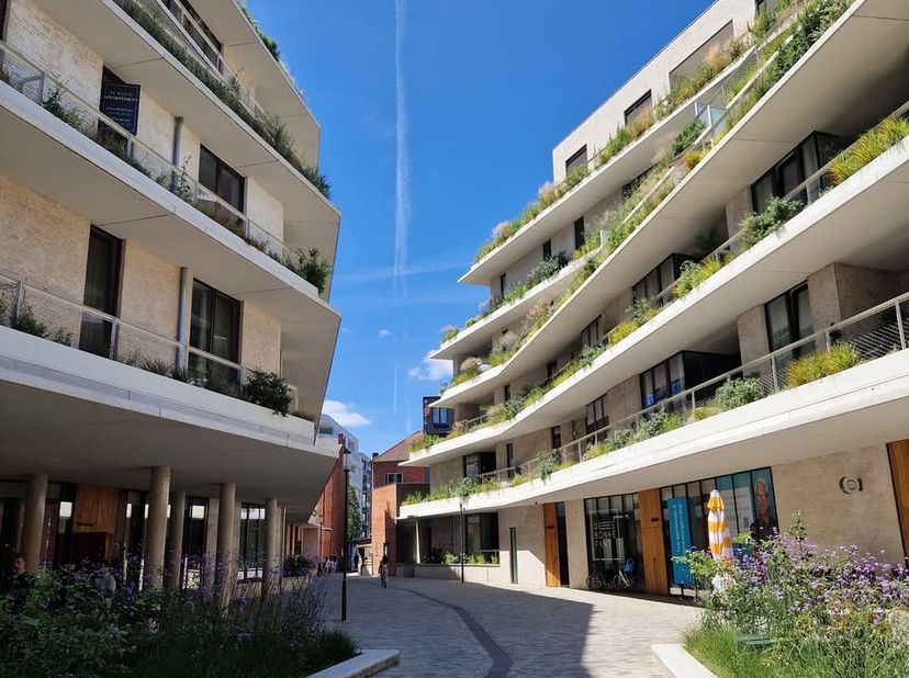 In het hart van bruisend Hasselt vindt u dit prachtige en instapklare 2-slaapkamer appartement met superligging.<br />
De hoge plafonds zorgen samen m