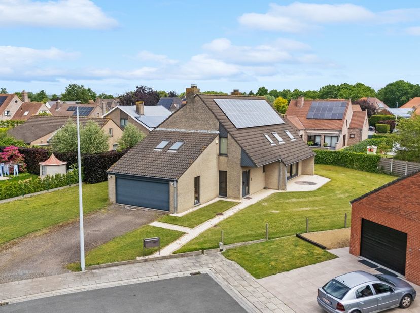 Bent u op zoek naar een instapklare gezinswoning waar ruimte, rust en energiezuinig wonen perfect samenkomen? Dan is deze stijlvolle vrijstaande villa