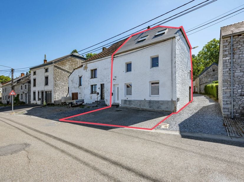 Easyhome heeft het genoegen u deze charmante woning in Gimnée voor te stellen.<br />
Bij binnenkomst wordt u meteen gecharmeerd door de ruime leefruim
