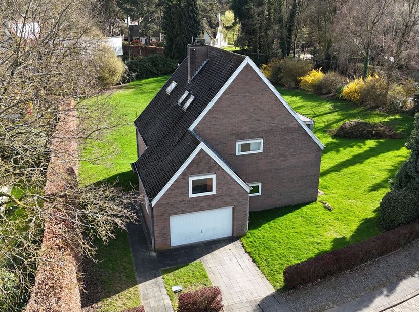 Villa idéalement située avec une luminosité exceptionnelle et un vaste jardin orienté sud-ouest, à proximité immédiate du centre de Tervuren et à dist