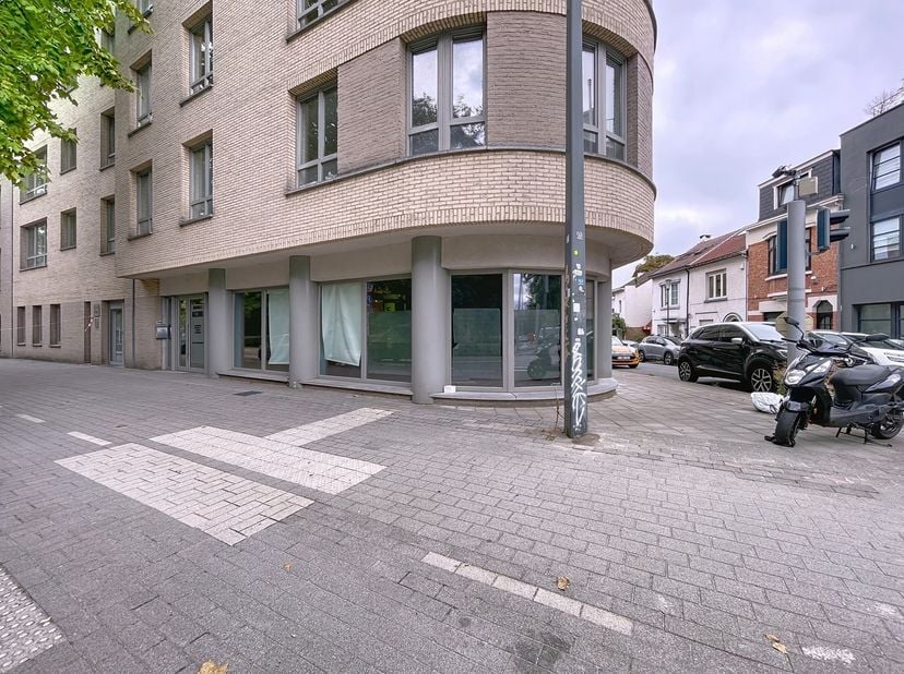 Entre Hankar et Delta, à proximité du campus de l’ULB et du Cimetière d’Ixelles, au RDC d’un petit immeuble moderne bénéficiant d’une localisation str