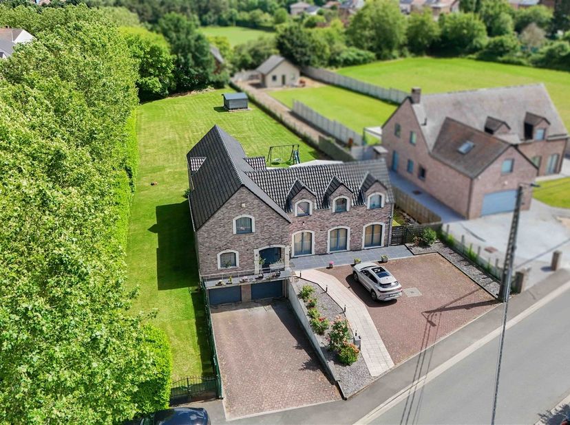 Trassud Immobilier presenteert u een prachtige villa in de stad Monceau. Op de begane grond bevinden zich: een hal, een lichte woonkamer van 53 m² die