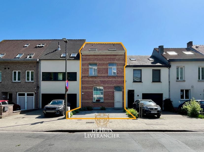 Op een uitzonderlijk gegeerde locatie te Wilrijk, recht tegenover het groene domein van Fort VI, bevindt zich deze karaktervolle burgerwoning met tal