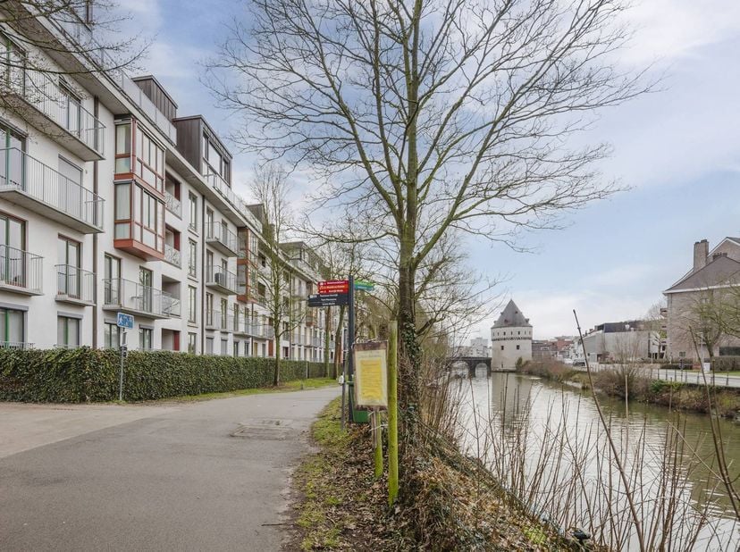 Indeling: <br />
2e Verdiep:<br />
- royale inkomhal met vestiaire en gastentoilet<br />
- lichtrijke en ruime leefruimte <br />
- luxueuze keuken voo
