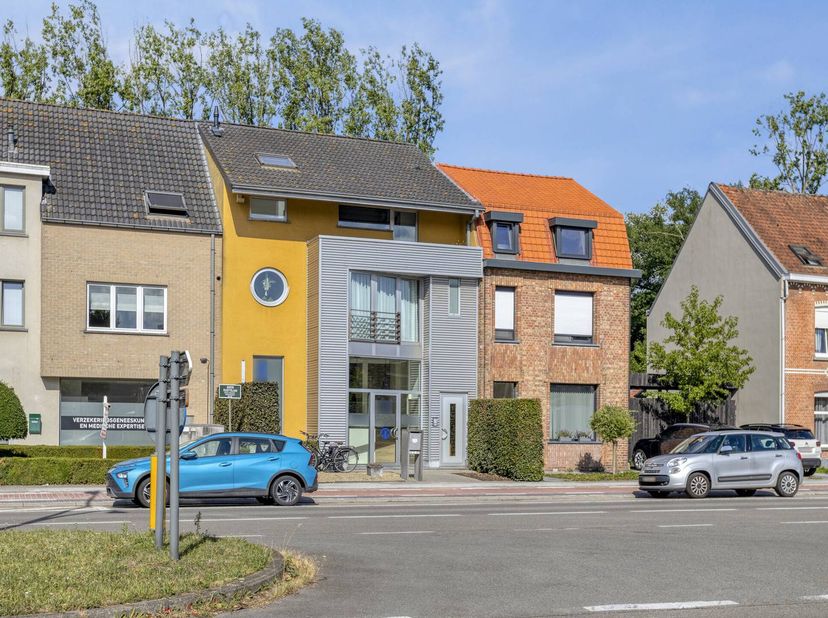 Local commercial (rez-de-chaussée)<br />
<br />
Le rez-de-chaussée comprend un espace commercial spacieux et fonctionnel de 80 m², idéal pour diverses