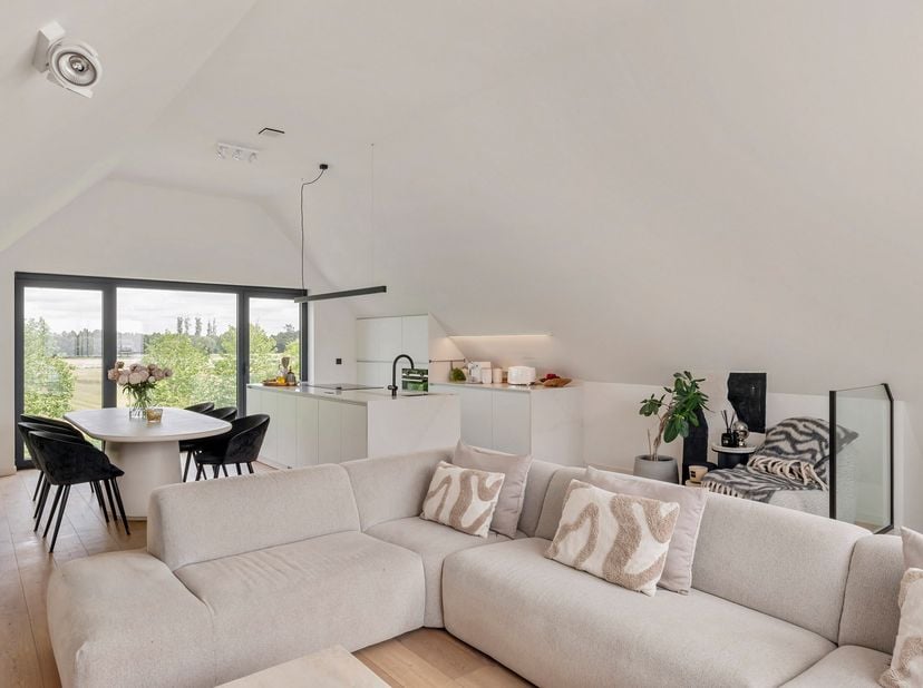 Prachtig BEN-duplexappartement (150 m²) met 3 slaapkamers en royaal terras (43 m²) met vrij uitzicht op groen en weilanden.<br />
BEKIJK ZEKER ONZE (V