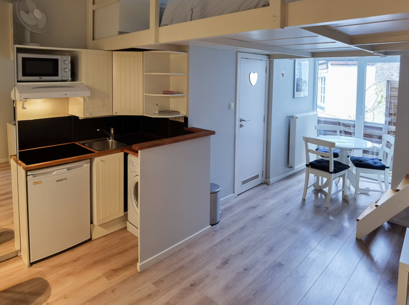 CEE – AMBIORIX: Ideaal gelegen in de Europese wijk, mooi gemeubeld appartement van ±40 m² met een woonkamer en volledig uitgeruste open keuken, een me