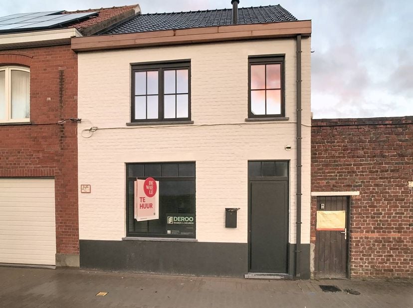 Deze woning is gelegen in de rustige Heilig-Hartstraat, een eenrichtingsstraat in het centrum van Poperinge. Alle winkels, scholen, horeca,... zijn op
