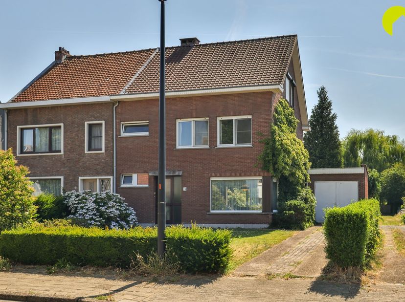 IN OPTIE ! <br />
In rustige woonwijk, op de grens met Hove, bieden wij u deze uiterst ruime en veelzijdige gezinswoning (252m² bewoonbaar) aan op ee