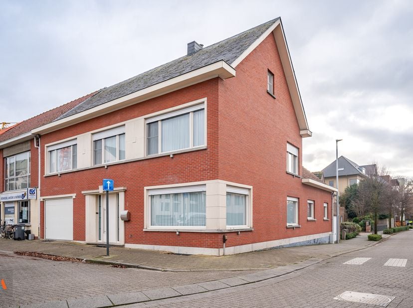 op een toplocatie in het centrum van Hoogstraten.<br />
Op het gelijkvloers vindt u een gezellige woonkamer, goed uitgeruste keuken, toilet, inpandige