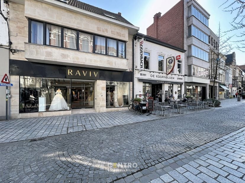 Benaderende OPPERVLAKTEN:<br />
Constructie - bewoonbare oppervlakten<br />
Winkelruimte: 420 m²<br />
Stockruimte:&amp;nbsp; 100 m²<br />
Sociale ruimte: