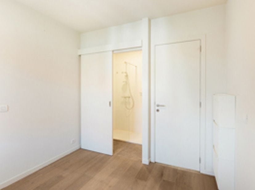 In de gegeerde wijk Duinenwater, uitstekend gelegen in een kleinschalige villaresidentie, bevindt zich dit recente appartement van 2016 met een aangen