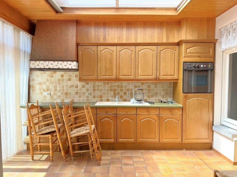 De woning omvat een inkomhal, lichtrijke living, keuken, berging, droge kelder, toilet, garage, terras en een bijzonder ruime tuin. Op de eerste verdi