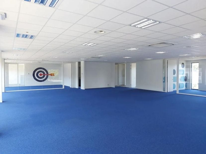 Functionele kantoren van 435m&amp;sup2; tot 1445m&amp;sup2; in het prestigieuze kantorencomplex "Flexis" dat uitpakt met representatieve hedendaagse architect